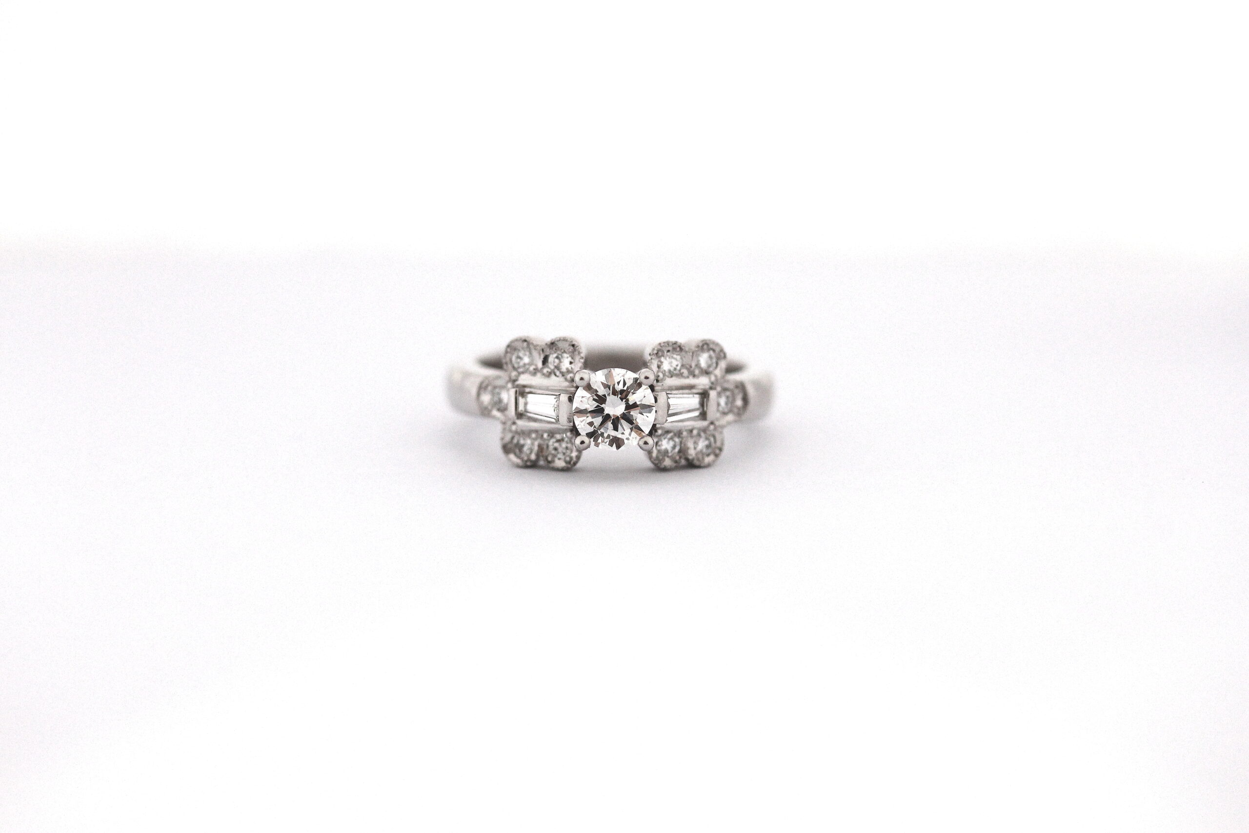 18CT WHITE GOLD RING WITH A ROUND BRILLIANT CUT AND BAGUETTE DIAMONDS #1356