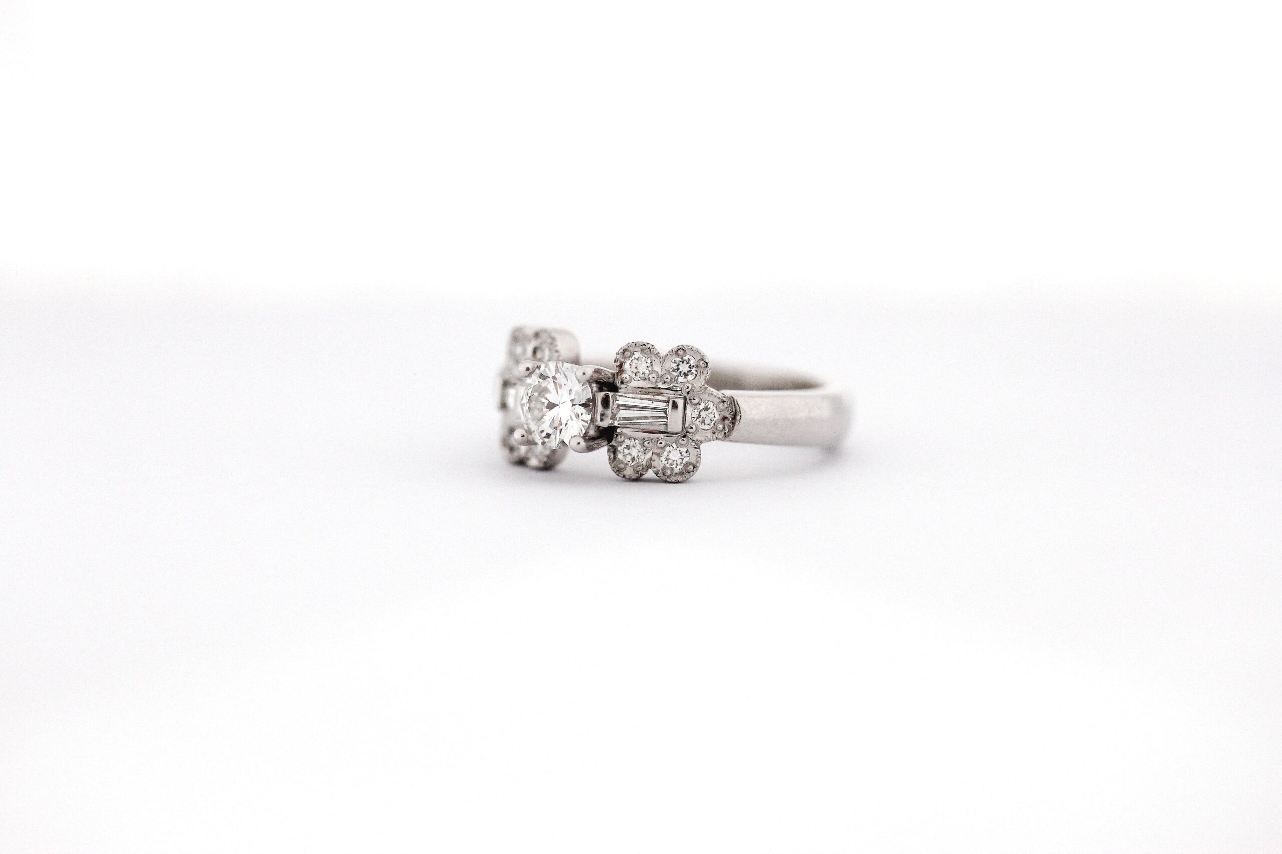 18CT WHITE GOLD RING WITH A ROUND BRILLIANT CUT AND BAGUETTE DIAMONDS #1356 - Image 3