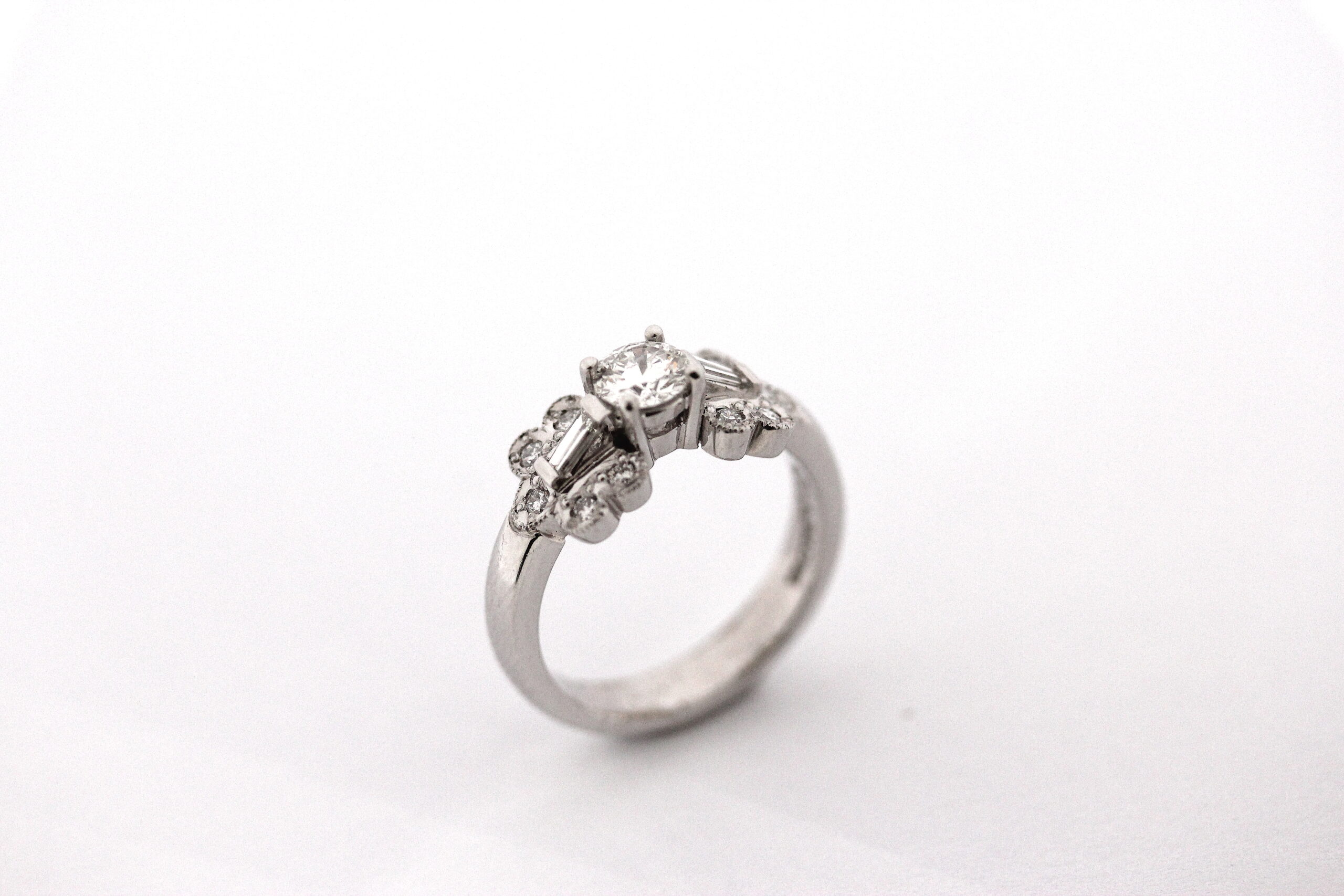 18CT WHITE GOLD RING WITH A ROUND BRILLIANT CUT AND BAGUETTE DIAMONDS #1356 - Image 2
